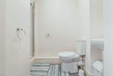 Classic En Suite at Lomax Halls, 17 Hill Street, Stoke, ST41NL - Image 3